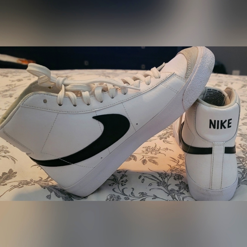 NIKE Blaze